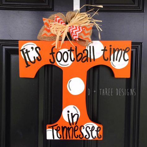 UT Vols Orange & White Polka Dots Tennessee Vols Football Wooden Door Hanger // Go Big Orange Door Decor // University of Tennessee Wreath by DPlusThreeDesigns on Etsy https://www.etsy.com/listing/242401357/ut-vols-orange-white-polka-dots Tennessee Vols Football, Tennessee Crafts, Vols Football, Ut Vols, Ut Football, Tn Vols, Football Crafts, Orange Door, Go Vols