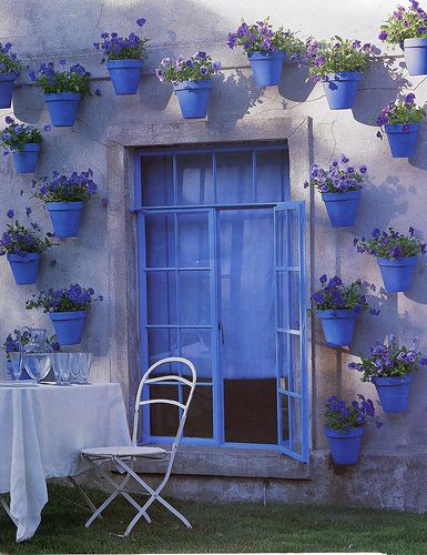 Blue Pots with Pansies   Adorable. I would do in Green Pots with pretty greenery and white flowers in them. (match my house/yard) Would be very pretty way to bring some life to an old shed wall . Have Inspiration, Garden Containers, Blue Rooms, Painted Pots, Hacks Diy, Dream Garden, Garden And Yard, Cleaning Tips, Green Thumb