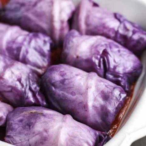 Lentil Stuffed Red Cabbage Rolls Red Cabbage Rolls, Purple Cabbage Recipes, Vegan Cabbage Rolls, Easy Cabbage Rolls, Ground Beef Breakfast, Red Cabbage Recipes, Cheap Vegan Meals, Inexpensive Dinners, Cheap Vegan