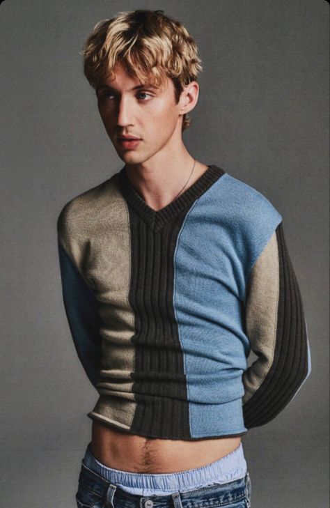 Troye Sivan Style, Berry Fruits, Fruits Summer, Masc Outfits, Model Magazine, Scent Notes, Summer Green, Troye Sivan, Model Inspo