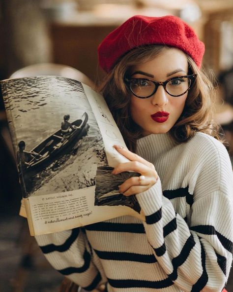 Anastasiia Hryhoruk | Vintage Style Guide 🇺🇦 (@s.nova.vintage) • Photos et vidéos Instagram 1950 Fashion Women Classy, French Photoshoot, 1950 Fashion Women, Red Beret Outfit, 1950s Outfit Ideas, French Girl Outfits, Feminine Photography, Simple Winter Outfits, Red Beret