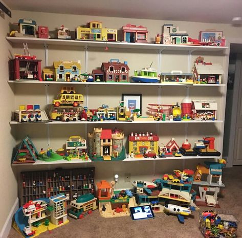 Fisher Price Toys Vintage, Fischer Price Toys Vintage, Little People Storage Ideas Fisher Price, Vintage Toy Display, Nostalgia Toys, Fischer Price, Price Display, Vintage Fisher Price Toys, Vintage Christmas Toys