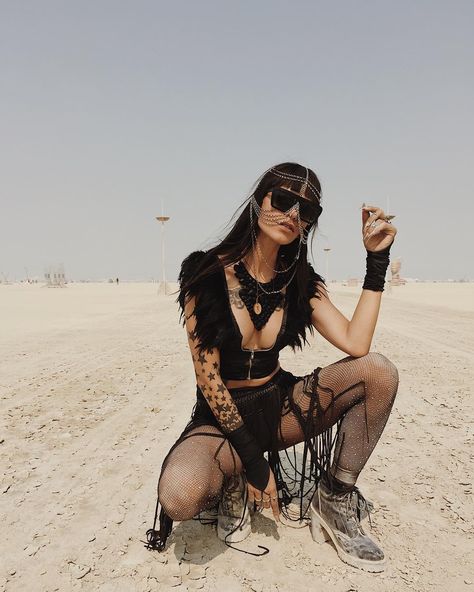 Burning Man Women's Fashion. View More. https://www.burnerlifestyle.com/womens-playa-outfits/ #burnerlifestyle #burningman #burnerfashion #womensfashion #festivalfashion Plus Size Burning Man Fashion, Afrikaburn Outfits, Burning Man Festival Outfits, Burningman Outfits, Burning Man Outfits Women, Burning Man Fashion Woman, Estilo Burning Man, Electro Festival Outfit, Burning Man Style