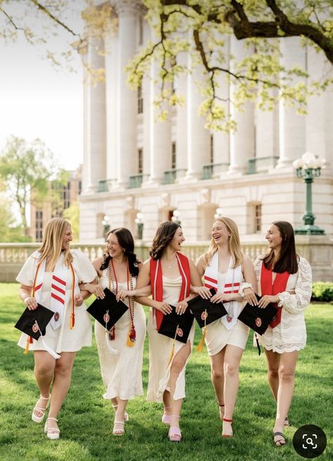 Friend Group Grad Pics, Group Graduation Pictures Friend Photos, Graduation Group Photo Ideas, Group Graduation Pictures, Poses Group, Grad Picture Ideas, Nursing School Graduation Party, Grad Poses, Graduation Session