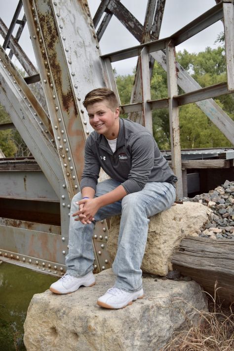 senior bridge boy Football Senior Pictures, Photo Bridge, Senior Year Pictures, Senior Photos Boys, Male Senior Pictures, Graduation Photography Poses, Senior Portrait Poses, Bridge Photography, Senior Photo Poses