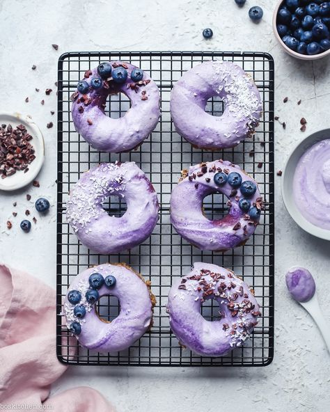 Raw vanilla donuts with blueberry glaze Raw Vegan Meal Plan, Retreat Recipes, Blueberry Glaze, Donut Mix, Raw Breakfast, Vegan Frosting, Vegan Bakery, Raw Coconut, Raw Foods