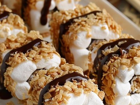 Chocolate Heaven: S’mores Sushi Rolls Are the Sweetest New Dessert You’ll Want to Make - NewsBreak S’mores Sushi, Microwave Peanut Butter Fudge, Marshmallow And Chocolate, Southern Caramel Cake, Dessert Sushi, Sushi Roll Recipes, Chocolate Crepes, Chocolate Heaven, Roll Cookies