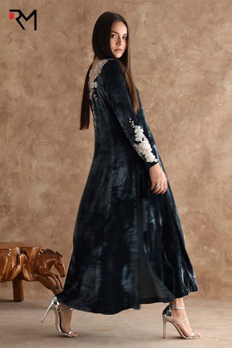 Black Velvet Maxi Dress Pakistani, Velvet Maxi Dress Pakistani, Desi Suits, Pakistani Pattern, Velvet Pakistani Dress, Black Velvet Maxi Dress, Velvet Suit Design, Velvet Outfit, Cloth Designs