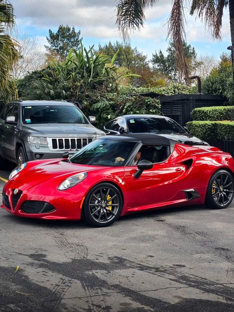 Discover the rare Alfa Romeo 4C Spider in Argentina, a cabrio with a carbon fiber chassis, weighing 1040 kg. It features a 1.7L Bi-turbo engine with 241 hp. Despite its automatic transmission, its timeless design captivates. Alfa Romeo Spider Veloce, Alfa Romeo 4c, Turbo Engine, Alfa Romeo Spider, Automatic Transmission, Alfa Romeo, Carbon Fiber, Timeless Design, Thing 1