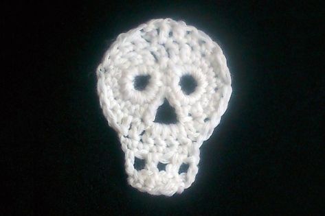 Crochet Bunting Pattern, Crochet Skull Patterns, Crochet Bat, Crochet Skull, Simply Crochet, Crochet Chain, Halloween Crochet Patterns, Crochet Market Bag, Skull Pattern