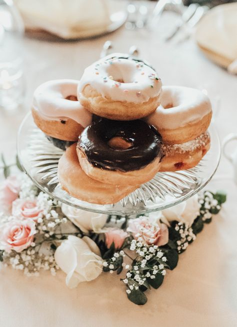 Donut Centerpiece Ideas Wedding, Donuts On Cake Stand, Donuts Centerpieces, Doughnut Centerpiece Ideas, Dessert Centerpieces Wedding, Brunch Wedding Centerpieces, Cupcake Centerpieces Wedding, Edible Centerpieces Wedding, Donut Centerpiece Ideas