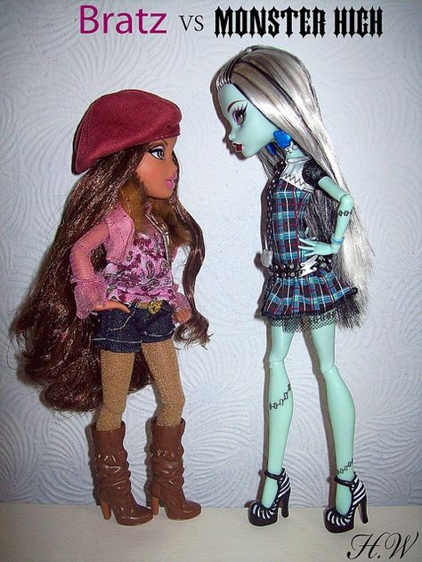 Bratz Vs Barbie, Arte Monster High, Bratz Girls, Famous Monsters, Monster High Art, Monster High Doll, Doll Repaint, Bratz Doll, Monster High Dolls