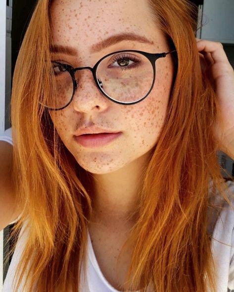 Redhead Glasses, Red Freckles, Red Hair Inspiration, Beautiful Freckles, Pretty Redhead, Red Hair Woman, Isla Fisher, Beautiful Red Hair, Super Short Hair