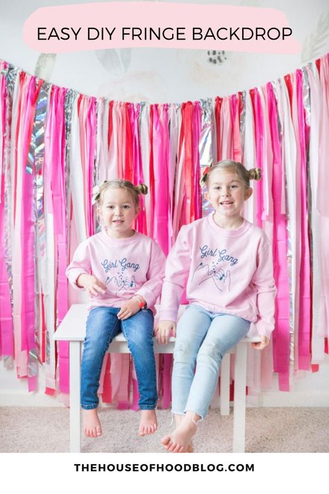 Easy Backdrop Ideas Diy, Diy Fringe Backdrop, Tablecloth Backdrop, Diy Fringe, Diy Tablecloth, Fringe Backdrops, Diy Backdrop, Diy Garland, Party Backdrop