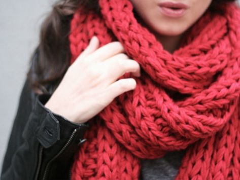 ¿Cómo hacer tu propia bufanda?...está regalado Scarf Aesthetic, Big Scarf, Chunky Knit Scarves, Big Knits, Quoi Porter, Chunky Scarves, Cozy Scarf, Red Scarf, Red Scarves