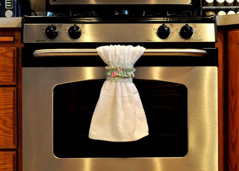 Kitchen Decorating DIY – Make Your Own Dishtowel Belts Ideas Hogar, Towel Crafts, Leftover Fabric, Cooking Area, Love Sewing, Fabric Projects, Sewing Supplies, Dish Towels, A Kitchen