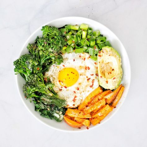 Asian-Inspired Breakfast Bowl With Sesame Aioli — Kale Me Maybe No red pepper flakes for low lectin. Sesame Aioli, Asian Breakfast, Avocado Bowl, Quinoa Breakfast Bowl, Buddha Bowls Recipe, Roasted Red Pepper Sauce, Vegan Buddha Bowl, Spiced Chickpeas, Buddha Bowls