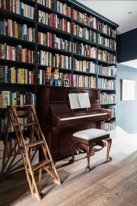 Piano Room Decor, Piano Living Rooms, Home Music Rooms, Piano Decor, Beautiful Bookshelf, Building Business, Deco Studio, Piano Room, Home Library Design