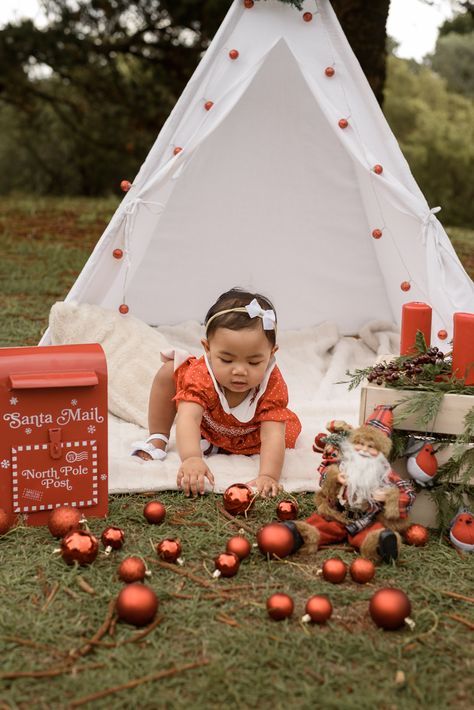 Outdoor Xmas Photoshoot, Christmas Mini Sessions Set Up, Christmas Pictures With Toddler, Baby Christmas Photos Outdoor, Simple Christmas Minis Outdoor, Christmas Shoot Outdoor, Christmas Picnic Photoshoot, Xmas Mini Session Ideas, Diy Christmas Photoshoot Kids Outdoor