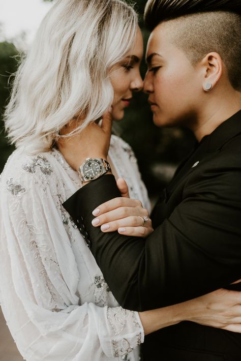 Lesbian Engagement Pictures, Lesbian Engagement Photos, Wedding Photographer Outfit, Lesbian Wedding Photography, Sunrise Engagement Photos, Mint Room, Engagement Pictures Poses, Engagement Session Outfits, Lgbtq Wedding