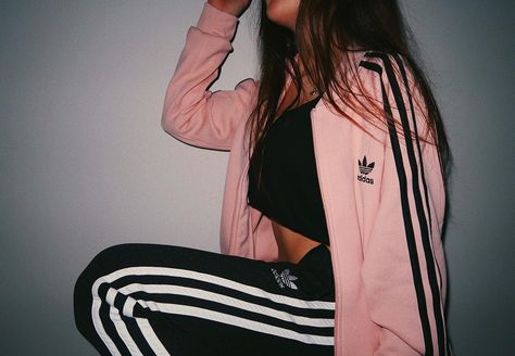 190.6k Likes, 1,153 Comments - jade picon (@jadepicon) on Instagram: “for your eyez onlyj.cl” Looks Adidas, Hipster Women, 90's Fashion, Adidas Sweatpants, Fashion Photography Inspiration, Adidas Outfit, Street Fashion Photography, Sporty Outfits, Fashion Streetwear