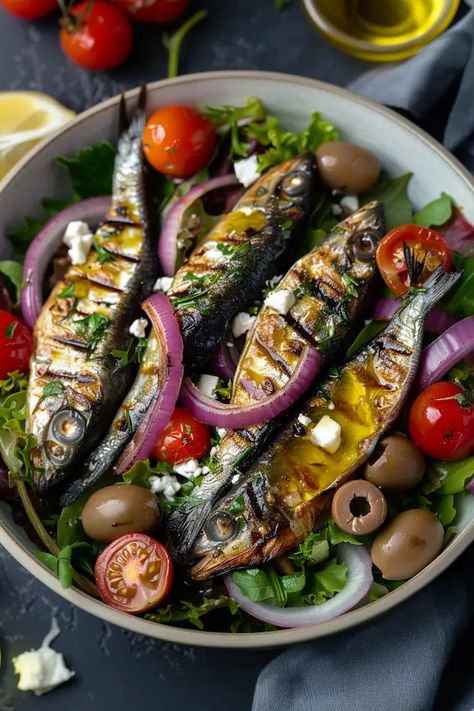 A refreshing and healthy salad with grilled sardines and Mediterranean flavors. Grilled Fish Salad, Portuguese Sardines Recipes, Fresh Sardines Recipes, Mediterranean Dishes Healthy, Sardines Salad, Sardines Recipes, Blueberry Pancakes Easy, Sardine Salad, Fish Diet