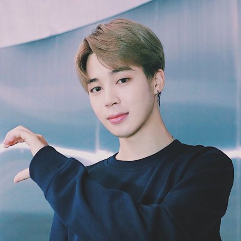 Jimin Doing A Heart, Jimin Heart Sign, Jungkook Heart Sign, Jimin Hands, Jimin Heart, Jimin's Hands, Bts Euphoria, Cybercore Aesthetic, Smile Pictures