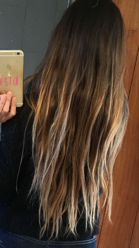 Brown Surfer Hair, Surfer Girl Hair Brunette, Beachy Balayage Brunettes, Brunette Surfer Girl, Beachy Brunette Hair, Brown Beach Hair, Surf Girl Hair, Summer 2020 Hair Color Trends, Surfer Girl Hair