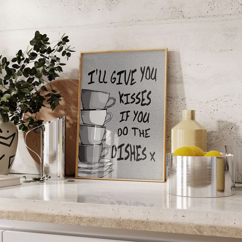 💋 Love and chores go hand in hand! This retro print adds a fun twist to dish duty 'I’ll give you kisses if you do the dishes!' Perfect for adding some charm to your kitchen! 😘 #KitchenHumor #KitchenWallArt #RetroStyle #HomeDecor Minimalistic Typography, Kitchen Gallery Wall, Wall Art Funny, Funny Kitchen, Kitchen Gallery, Art Mid Century, Dirty Dishes, Kitchen Humor, Art Funny