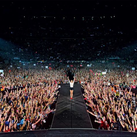 Platinum Underdog: Why Taylor Swift Is the Biggest Pop Star in the World Concert Crowd, Big Pops, Career Vision Board, Dream Music, Singing Career, Concert Aesthetic, Life Board, Dream Career, Female Musicians