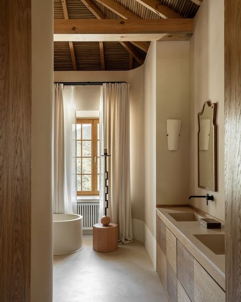 Ok beautiful stunning gorgeous WE LOVE HER. Design by Interior Architect Ksenia Breivo @breivo⁠ ⁠Photo @loskutoff⁠ Architectural Digest Bathroom, Architect Digest, Toilet And Bathroom Design, Arch Digest, Barn House Design, Restroom Design, Loft Interior Design, Architecture Bathroom, Great Bathrooms