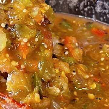 Karina Valladares on Instagram: "How to Make the Best Fire Roasted Chunky Salsa Roja Tatemada Taquera. This chunky red salsa is perfect for carne asada tacos, cachete or cheek tacos, tacos or even some huevos rancheros, honestly it goes with everything. Or, just have at it with some tortilla chips, yummy 🥰 I hope you enjoy this recipe. Please comment down below what recipe you will like to see next. Also, check out our YouTube Channel for more delicious recipes. Link in Bio. RED CHUNKY SALSA TATEMADA INGREDIENTS: ► 1 tomato ► 1 jalapeño ► 2 garlic cloves ► Small piece white onion ► 6 tomatillos ► 6 chiles de arbol ► Salt to taste #mexican #mexicanfood #mexicanfoodie #easymeals #easyrecipe #recetafacil #hechoencasa #hungry #fy #yum #salsa #salsas #salsita #spicy #spicysalsa #salsarecipe # Chunky Salsa Recipe With Fresh Tomatoes, Chuy’s Salsa Recipe, Authentic Mexican Salsa Roja, Salsa Molcajete, Spicy Tomatillo Salsa, Roasted Hatch Chile Salsa, Mexican Salsa Recipes, Asada Tacos, Carne Asada Tacos