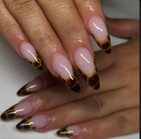 Pedicure Valentines, Birthday Nails Summer, Chrome Nails Acrylic, Tortie Nails, Stile Kylie Jenner, Fall Nail Inspo, Minimal Nails, Classy Acrylic Nails, Almond Acrylic Nails