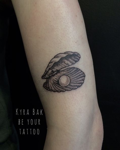 Clam Shell Tattoo, Pearl Core, Venus Tattoo, Pearl Tattoo, Shell Tattoo, Feminist Tattoo, Seashell Tattoos, Shell Tattoos, Tattoo Salon