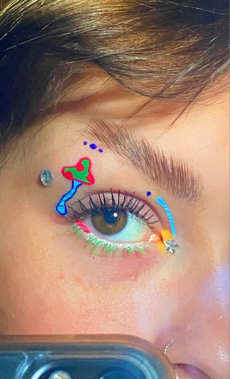 Mushroom Eyeshadow, Mushroom Eye Makeup, Eyeliner Styles Colorful, Mushroom Eyeliner, Mushroom Makeup Aesthetic, Mushroom Fairy Makeup Looks, Colorful Eyeliner Ideas, Mushroom Makeup Looks, Funky Eyeliner