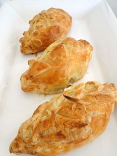 puff pastry chicken parcels Chicken Parcels, Chicken Puff Pastry, Chicken Puff, Puff Pastry Chicken, Chicken Puffs, Chicken Stuffed, Cooking Club, Cream Cheese Chicken, Puff Pastry Recipes