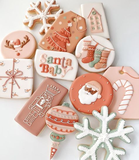 Jamie Holdaas- Cookie art (@basic.white.batch) posted on Instagram: “Brightening your feed with a little boho Christmas cheer this morning . Are you team red and green? I love a non traditional look…” • Nov 20, 2021 at 6:12pm UTC No Bake Sugar Cookies, Sugar Cookie Designs, Xmas Cookies, Christmas Cookies Decorated, Christmas Sugar Cookies, Cookie Icing, Boho Christmas, Creative Cookies, Fancy Cookies