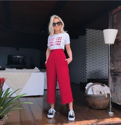 Moda: ¿Cómo combinar pantalones culotte en primavera? – Nueva Mujer Red Culottes Outfit, Outfit Pantalon Rojo, Red Pants Outfit, Culottes Outfit, T Shirt Outfit, Color Combos Outfit, Elegante Casual, Cute Comfy Outfits, Red Pants