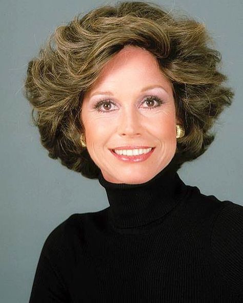 Mary Tyler Moore Show, Tyler Moore, Mary Tyler Moore, 70s Women, Betty White, Modern Hairstyles, Golden Globe Award, Emmy Awards, Tv Episodes