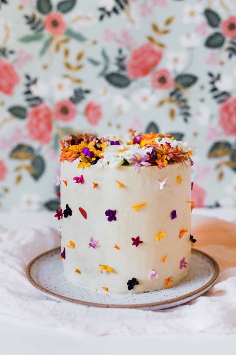 Cake Decorated With Real Flowers, Flower Decorated Cake, Fresh Flowers On Cake, Floral Cake Decorating, Edible Picture Cake, Cakes Pictures, Edible Flowers Cake, Red Birthday Cakes, Flower Tips