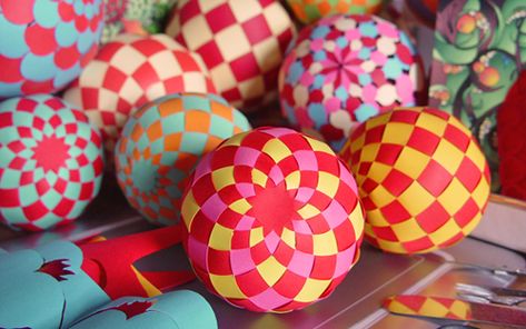 diy woven paper spheres Folding Origami, Paper Balls, Colorful Paper, Diy Papier, Kirigami, Crafty Craft, Woven Paper, Origami Paper, Paper Projects