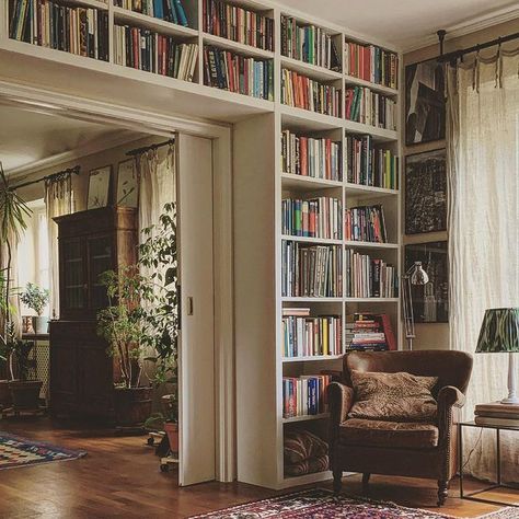 Small In House Library, English Townhouse Interiors, Small House Library, Guest Room Library, Small Home Library Design, Small Library Room, Vintage Bookshelves, Hipster Living Rooms, Home Library Office