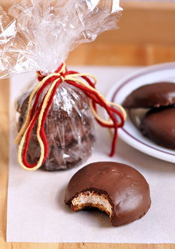 homemade mallomars.  My inner Gilmore Girl is squeeling. Marshmallow Dipped In Chocolate, Marshmallow Dipped, How To Make Bbq, Vanilla Marshmallows, Martha Stewart Recipes, Dipped In Chocolate, Cooking Lessons, Graham Cracker, How To Make Homemade