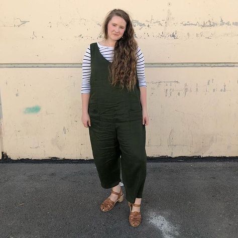 In the Folds on Instagram: “An awesome jumpsuit made by @ajoyfulendeavor I love the addition of the patch pockets on the front and the cropped length 👌 Free pattern…” Clothes Sewing Patterns, Patch Pocket, Free Pattern, Capri Pants, Sewing Patterns, Overalls, Jumpsuit, I Love, Sewing