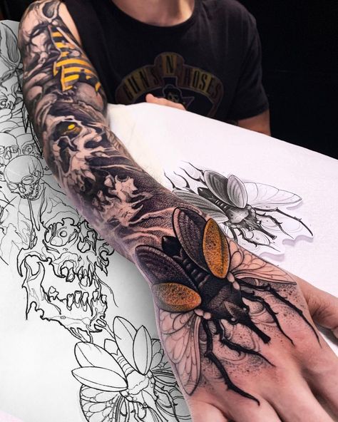 Cool Hand Tattoos, Best Hand Tattoos, Armpit Tattoo, Tattoo Main, Hand Tattoo Images, Hand Tattoos For Men, Beetle Tattoo, Skull Sleeve, Hand Tattoos For Girls