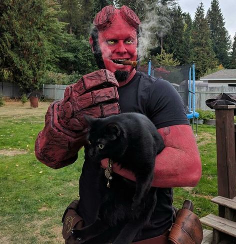 Hellboy cosplay Hellboy Costume, Hellboy Cosplay, Top Halloween Costumes, Fairy Halloween Costumes, Bored At Work, Cute Halloween Costumes, Halloween 2017, Weird Pictures, Cool Halloween Costumes