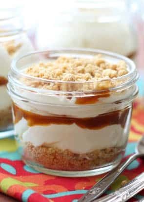 Carmel Delight, No Bake Caramel Cheesecake, Cheesecake Mousse Recipe, Fluffy Cheesecake, Mason Jar Desserts, Dessert Shooters, Baked Caramel, Cheesecake Mousse, Dessert In A Jar