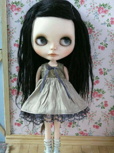 Blythe Black -Hair Cute Funny Pics, Broken Mirror, Doll Makeup, Season Of The Witch, Mini Scrapbook, Baby Boomer, Doll Parts, Pretty Dolls, Itty Bitty