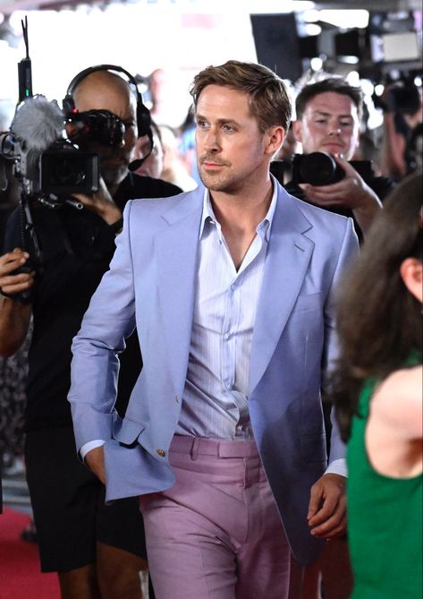 Movie Premiere Outfit Men, Movie Premiere Outfit, Ryan Gosling Style, The Gray Man, Blonde Baby Boy, Men Fashion Classy, Райан Гослинг, The Fall Guy, Gray Man