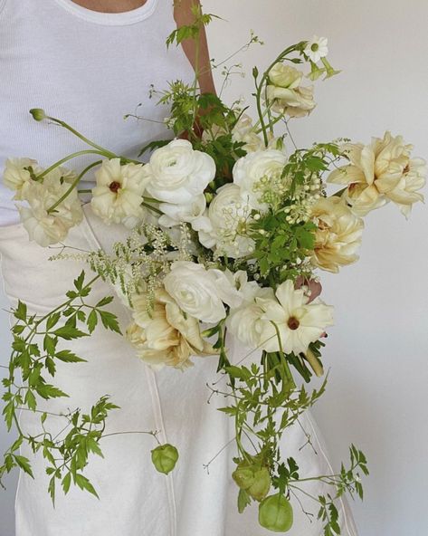 Light Yellow Weddings, Green Wedding Flowers, Earthy Wedding, White Bridal Bouquet, Colorful Bouquet, Wedding Flower Inspiration, Neutral Wedding, Flower Food, Spray Roses